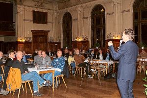 Gestern Abend kam Bernd Lucke in den Landkreis Rottweil. Er sprach vor Publikum und Kameras.   Foto: Parage