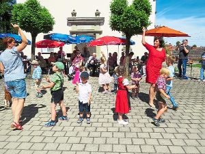 Die Kindergartenkinder aus Weildorf sangen und tanzten   beim Sommerfest des Altenwerks auf dem Kirchplatz zur Freude der Senioren. Foto: Fechter Foto: Schwarzwälder-Bote