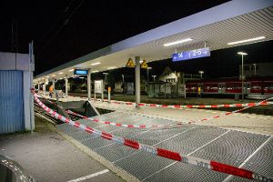 Der Bahnhof in Schorndorf ist abgesperrt. Zwei junge Menschen waren dort in der Nacht zum Sonntag nach einer Party lebensgefährlich verletzt worden. Foto: www.7aktuell.de | Sven Adomat