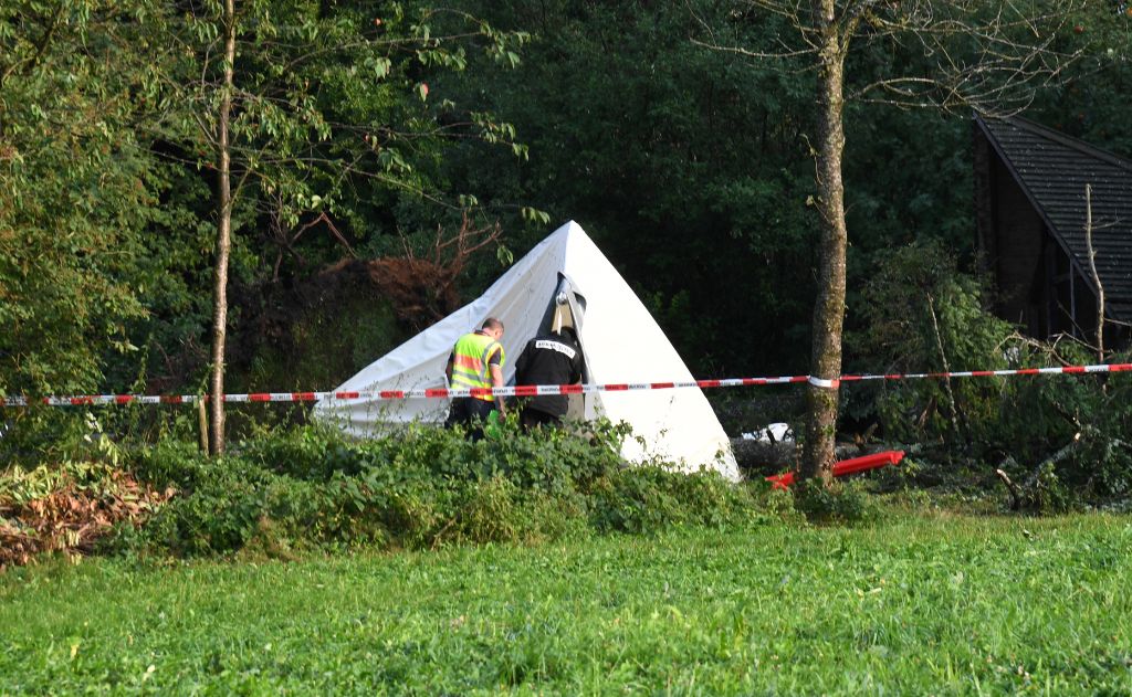 Ein 15-jähriger Junge ist bei einem schweren Unwetter in Baden-Württemberg von einem Baum erschlagen worden.