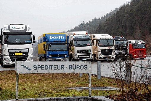 Am Schweizer Grenzübergang Bargen werden täglich im Schnitt 394 Lastwagen abgefertigt.  Foto: Lutz
