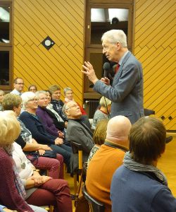 Henning Scherf hat ein aufmerksames Publikum. Scherf spricht über das Leben und den Tod.  Foto: KEB Foto: Schwarzwälder-Bote