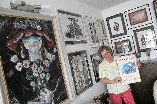 Ursula Kretschmer-Stumper freut sich: ihrem verstorbenen Vater Werner Stumper ist in Norddeutschland derzeit eine große Ausstellung gewidmet. Foto: Heinig Foto: Schwarzwälder-Bote