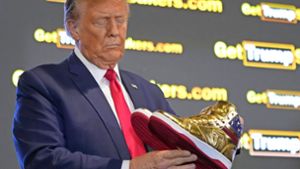 Donald Trump vermarktet jetzt auch Sneakers – natürlich in Gold Foto: dpa/Manuel Balce Ceneta
