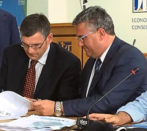 Steinachs Bürgermeister Frank Edelmann (links) unterzeichnet die gemeinsame Erklärung.  Foto: privat Foto: Schwarzwälder-Bote
