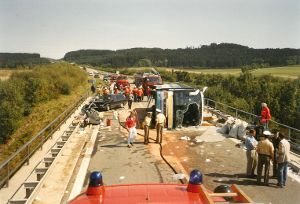 Am 6. September 1992 kam es auf dem Autobahnzubringer bei Bad Dürrheim zu einem der schwersten Busunglücke der Nachkriegsgeschichte in Deutschland. Fotos: Landratsamt Schwarzwald-Baar Foto: Landratsamt Schwarzwald-Baar
