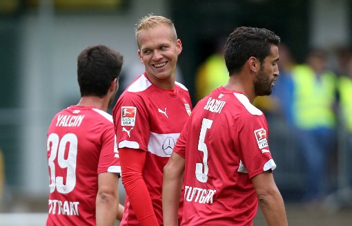 Raphael Holzhauser (Mitte) freut sich mit seinen Kollegen Robin Yalcin und Karim Haggui (rechts) über seinen Doppelpack im VfB-Testspiel. Foto: Pressefoto Baumann