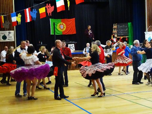 Schwungvoll tanzten gut 100 Tänzer aus 34 Clubs in Laufen rund um die Welt. Foto: Pimpl Foto: Schwarzwälder-Bote