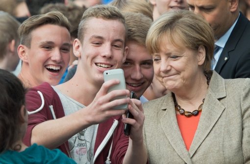 Angela Merkel besucht eine Schule in Groß-Gerau. Foto: dpa