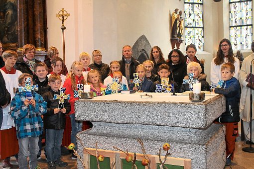 Die Kommunionkinder (hier in Bochingen) haben sich mit ihren Kreuzen den Gemeinden vorgestellt.  Foto: Holzer-Rohrer Foto: Schwarzwälder-Bote