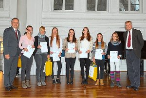 Die erfolgreichen Turnmädchen wurden in Stuttgart von Kultusminister Andreas Stoch (links) ausgezeichnet. Foto: Realschule Foto: Schwarzwälder-Bote