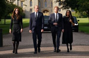 Diese Einigkeit war offenbar nur gestellt: Prinz William (zweiter von links) und Prinz Harry mit ihren Frauen Kate und Meghan (rechts) nach dem Tod von Queen Elizabeth II. Foto: AFP/KIRSTY OCONNOR