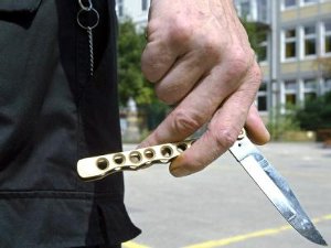 Kurz nach Unterrichtschluss wird ein Lehrer von einer ehemaligen Schülerin mit einem Messer attackiert. (Symbolfoto) Foto: dpa