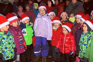 120 Kinder aus Löffinger Kindergärten luden zum Adventssingen ein. Foto: Bächle Foto: Schwarzwälder-Bote