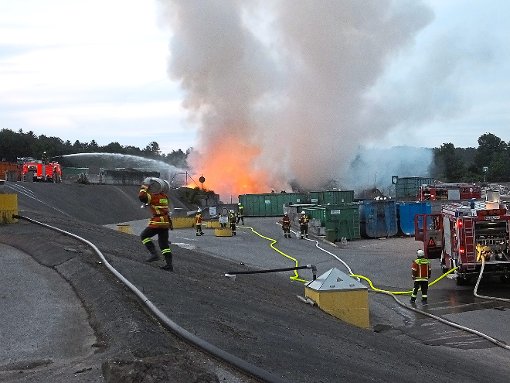 Auf der Entsorgungsanlage Simmozheim geriet am Freitagabend Restmüll in Brand.  Foto: Stocker Foto: Schwarzwälder-Bote