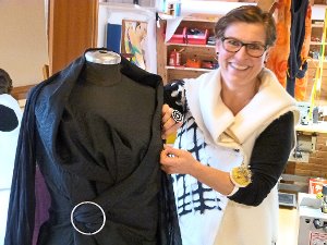 Damenschneidermeisterin Annette Köhler hat in ihrer Modewerkstatt in Empfingen einige selbst geschneiderte Kleidungsstücke für ihre Kunden ausgestellt. Foto: Begemann Foto: Schwarzwälder-Bote