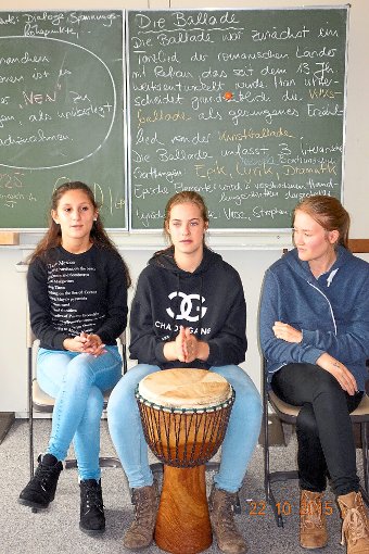 Wie man eine Ballade in eine spannende Erzählung umwandelt, zeigten diese Achtklässlerinnen. Foto: Schule Foto: Schwarzwälder-Bote