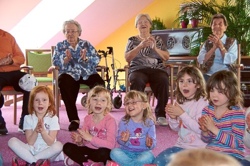 Die Kita-Kinder sangen und musizierten nach besten Kräften bei ihrem Besuch im Seniorenwohnheim Haus Fehlatal. Foto: Rapthel-Kieser Foto: Schwarzwälder-Bote