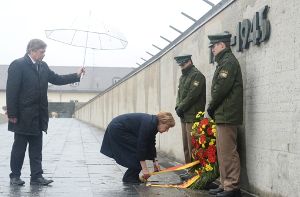 Angela Merkel legt am Sonntag während der Zentralen Gedenkfeier anlässlich des 70. Jahrestags der Befreiung des Konzentrationslagers Dachau vor dem Mahnmal auf dem ehemaligen KZ-Gelände einen Kranz nieder. Foto: dpa