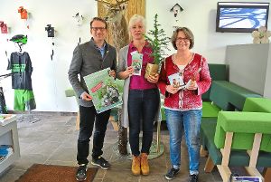 Tourismusdirektor Patrick Schreib, Anja Rothfuß und Regina Wörner (von links) freuen sich auf die  Veranstaltung unter dem Titel Wildkräutergenuss on Tour.  Foto: Braun Foto: Schwarzwälder-Bote