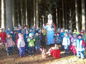 Auf dem Waldplatz begrüßen die Schönwälder Kindergartenkinder den Nikolaus. Foto: Hirt Foto: Schwarzwälder-Bote