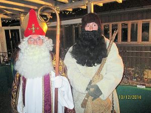 Eine vorweihnachtliche Ansprache gibt’s vom Nikolaus für die Wanderer im Bruderhaus. Foto: Leinemann Foto: Schwarzwälder-Bote