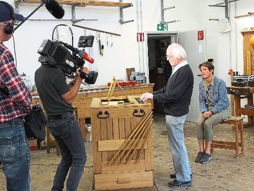 Ein Rätsel brachte  die Fernseh-Reporterin Sonja Faber-Schrecklein  in die Werkstatt von Orgelbauer Johannes Rohlf. Foto: Stocker