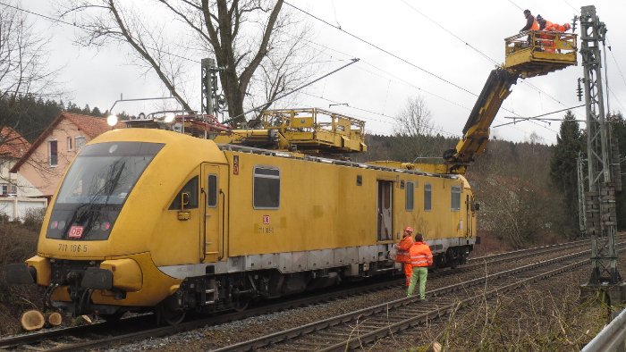 Umgestürzter Baum blockiert Schwarzwaldbahn