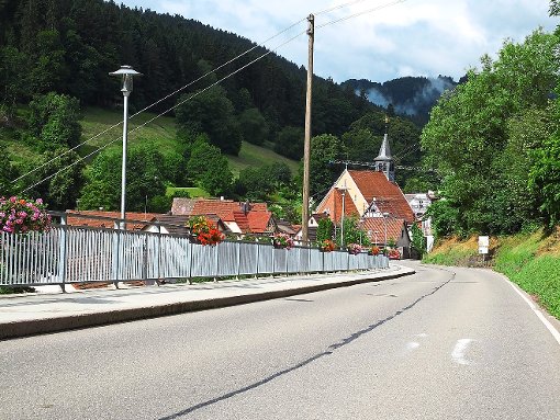 Noch in diesem Jahr wird der Gehweg entlang der Zavelsteiner Straße saniert. Foto: Stocker Foto: Schwarzwälder-Bote