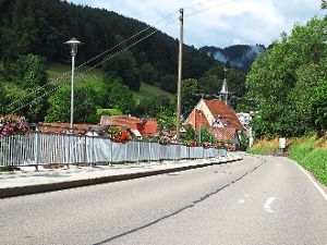 Noch in diesem Jahr wird der Gehweg entlang der Zavelsteiner Straße saniert. Foto: Stocker Foto: Schwarzwälder-Bote