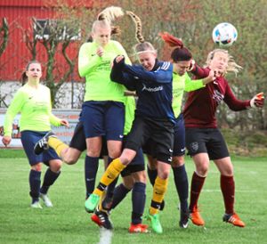 Augen zu und durch. Gegen den TSB Ravensburg streben die Bernecker Fußball-Frauen am Sonntagmittag  einen weiteren Heimsieg an. Foto: Blaich Foto: Schwarzwälder-Bote