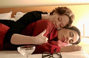 Miranda Otto (oben) und Glória Pires in „Die Poetin“ - der Film ist Adaption eines Buches, das wiederum auf einer wahren Geschichte beruht. Klicken Sie sich durch unsere Bildergalerie. Foto: Arsenal