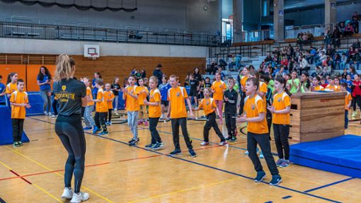 Das gemeinsame Aufwärmen bildet den Auftakt der Kinder-Leichtathletik-Wettbewerbe in der Balinger Sparkassen-Arena. Foto: Holpp