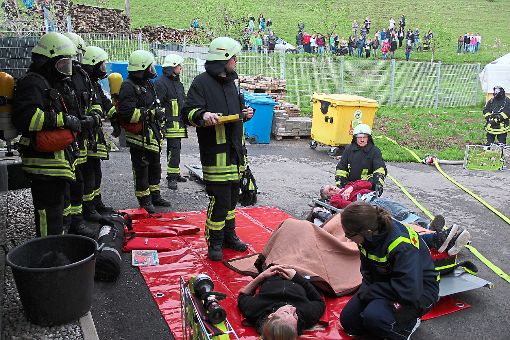Die Verletzten werden aus dem Verwaltungsgebäude des Tierheims gerettet. Foto: Schmidt Foto: Schwarzwälder-Bote