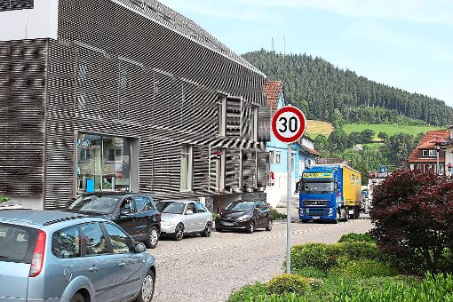 Jetzt gilt im Kernort  Baiersbronn auch auf der Bundesstraße Tempo 30.   Foto: Haier