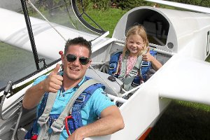 Die neunjährige Majbrit Schick startet gleich zu ihrem allerersten Flug und ist schon seit Tagen voller Vorfreude. Pilot Dennis Handte wird sie in die Luft bringen. Foto: Geisel Foto: Schwarzwälder-Bote