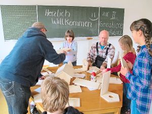 Große Bastler helfen den kleinen in der Generationenwerkstatt in Isingen. Foto: May Foto: Schwarzwälder-Bote
