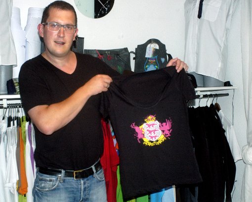 Jungunternehmer Michael Eberle zeigt ein T-Shirt der Marke Ewige Liebe.     Foto: alf Foto: Schwarzwälder-Bote