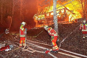 Komplett abgebrannt ist am 19. Dezember 2015 der rund 300 Jahre alte Bauernhof am Rohrhardsberg. Zahlreiche Feuerwehrleute waren bei dem Großbrand in schwierigem Gelände im Einsatz.  Foto: Sprich