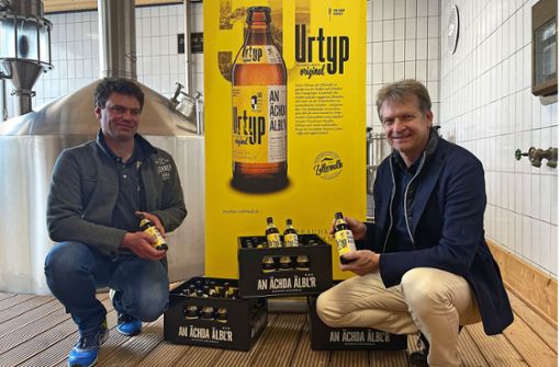 Braumeister Dominik Reger und Landrat Günther-Martin Pauli präsentieren erstmals  das Jubiläumsbier im Sudhaus der Lehner-Brauerei. Foto: Meene