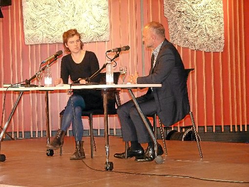 Die Chamisso-Preisträgerin und Leselenz-Autorin Ann Cotten mit Wolfgang Niess  Foto: Jehle Foto: Schwarzwälder-Bote