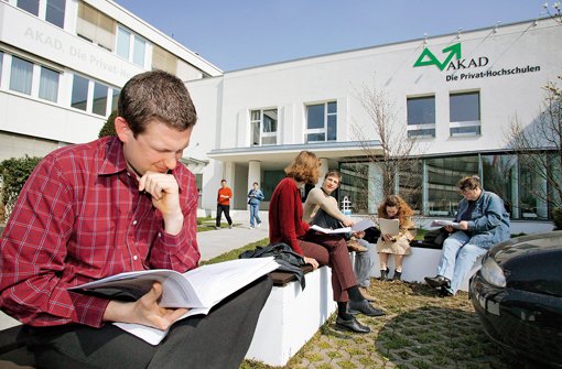 Studierende auf dem Campus der AKAD in Stuttgart während der Seminartage vor Ort. Foto: AKAD