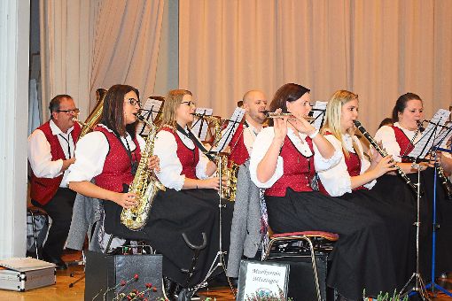 Die Blasorchester aus Hagelloch und Mötzingen (Bild) unterhielten die Besucher mit volkstümlichen Melodien. Foto: Köncke Foto: Schwarzwälder-Bote