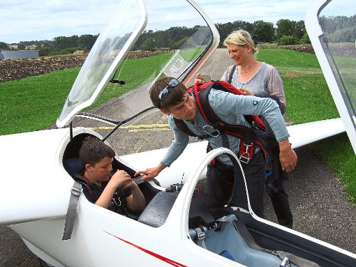 Pascal aus Hochemmingen ist dabei. Die Mama filmt und steigt im Anschluss ebenfalls in luftige Höhen auf. Pilot Daniel Zucker trifft die letzten Vorbereitungen.  Foto: Hahnel Foto: Schwarzwälder-Bote