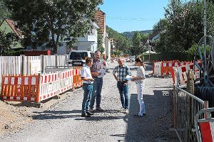 Verwaltungsspitze und Ortsvorsteher schauen sich die Baustelle in Aistaig an.  Foto: Stadt