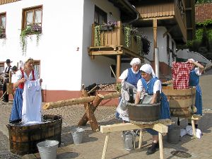 Nach der Handwerks-Präsentation (Bild)  ruf d’Bott das Festspiel aus und die Fischerbacher Musik- und Trachtenkapelle spielt auf.  Foto: Störr