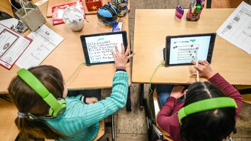 Schülerinnen lernen in Duisburg mit Tablets das Schreiben. (Archivbild) Foto: IMAGO/Funke Foto Services/IMAGO/