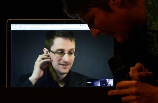 Edward Snowden wurde am Sonntagabend im Stuttgarter Theaterhaus live zur Verleihung des Friedenspreises zugeschaltet. Foto: dpa