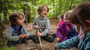 Erlebnistage im Wald sind wichtige Bestandteile in der Kinderbetreuung in Tuningen. Foto: dpa/Andreas Arnold