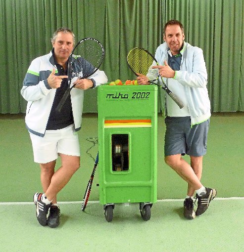 Für das Schnuppertraining des TC Schonach halten die Trainer Thorsten Teichgräber (links) und Jugendleiter Pit Kaltenbach schon mal die Ballmaschine bereit. Foto: TC Foto: Schwarzwälder-Bote